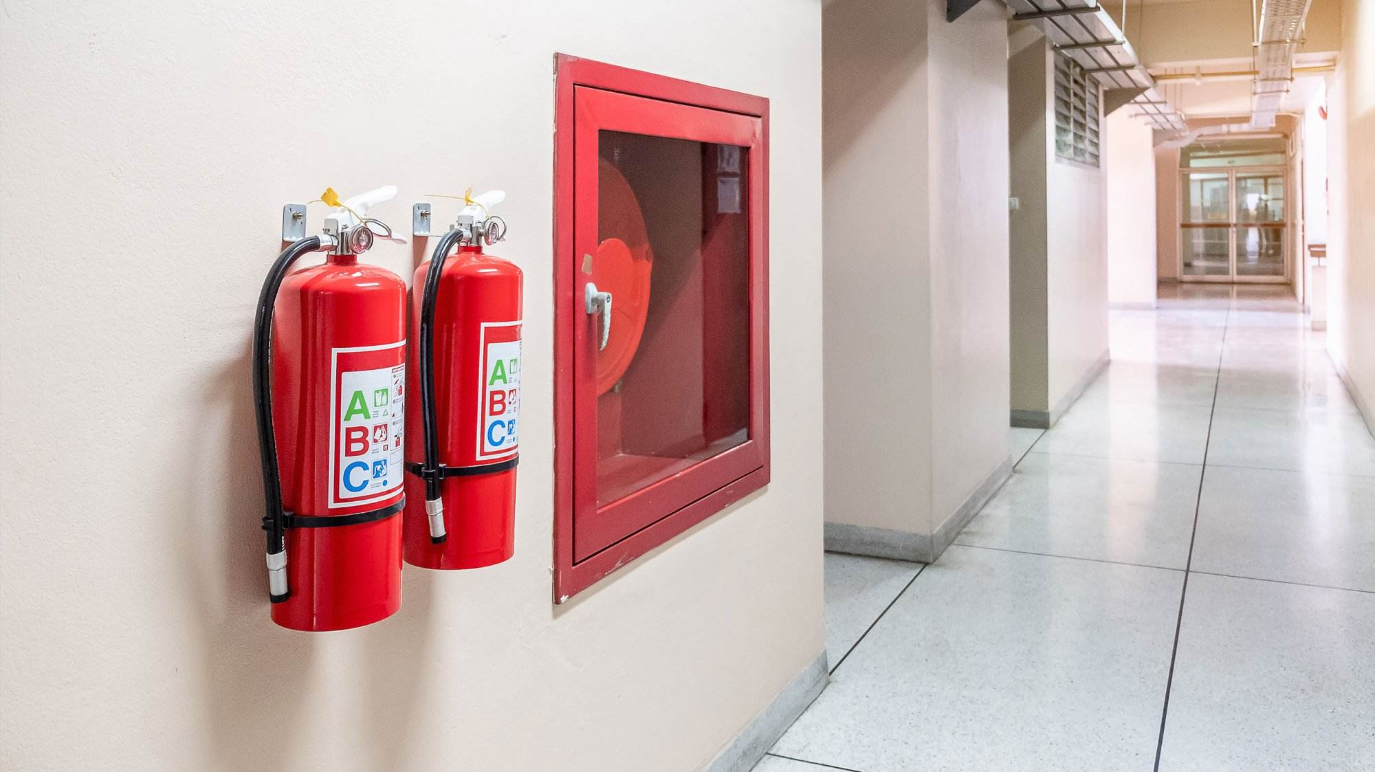 Brandschutz Anscheringer Gang mit Feuerlöscher